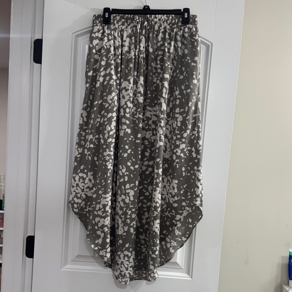 Simply Vera Vera Wang Dresses & Skirts - Simply Vera Gray Patterned Skirt